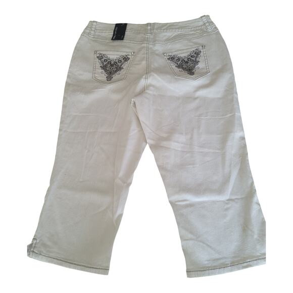 Lane Bryant Totally Cropped Jeans PLUS Size 16 White Embroidered Pockets NWT - Picture 5 of 14